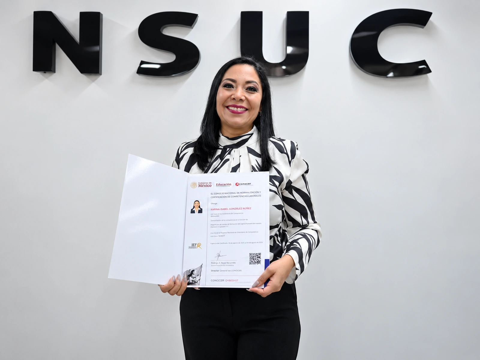 Entrega de certificado de competencia en el Centro Evaluador INSUCE